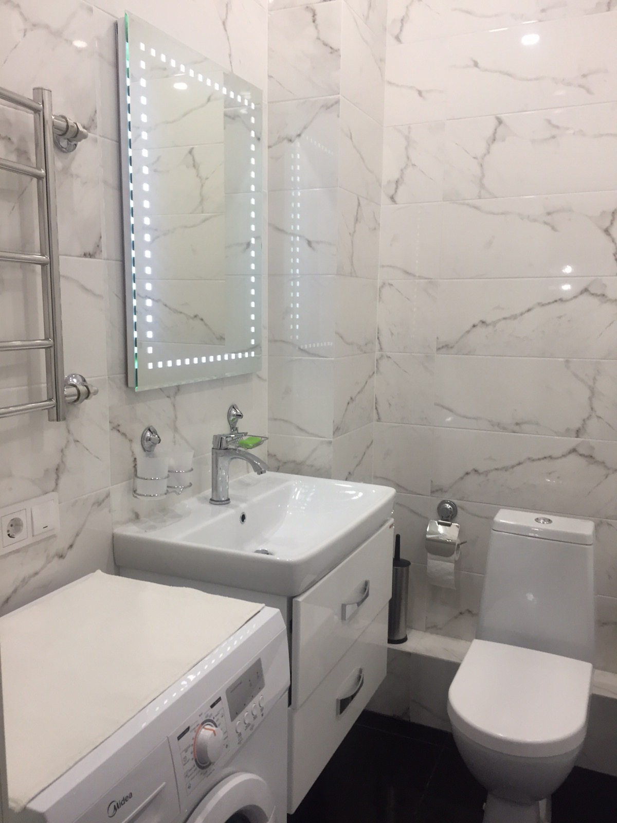 2-комн., октябрьский, байкалькая, д.232а, 6/10 эт., монолит-кирпич, 75/50/15 м2, посуточно