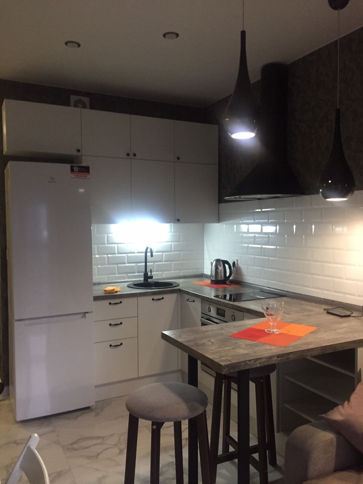 2-комн., октябрьский, байкалькая, д.232а, 6/10 эт., монолит-кирпич, 75/50/15 м2, посуточно