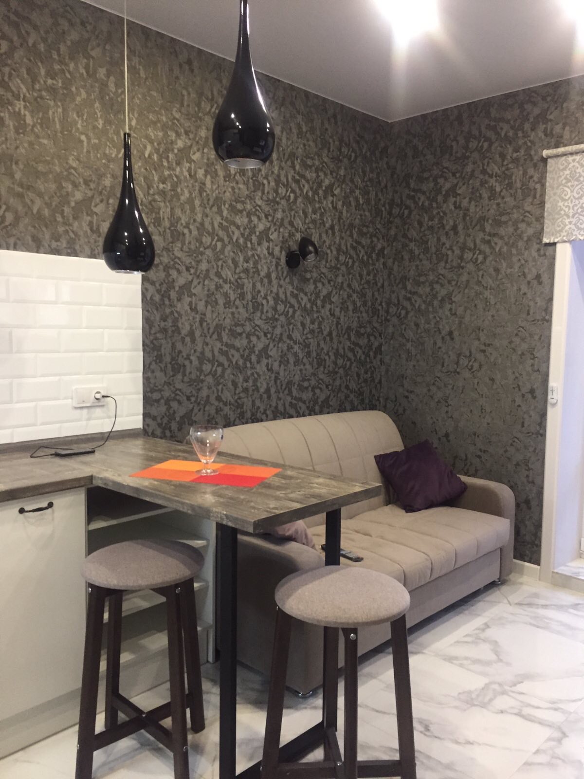 2-комн., октябрьский, байкалькая, д.232а, 6/10 эт., монолит-кирпич, 75/50/15 м2, посуточно